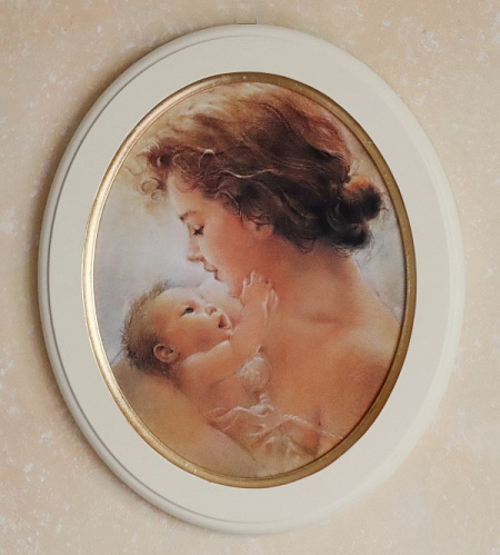 Картина  4988 A овальная картина в белой раме Мать и дитя для детской или спальни