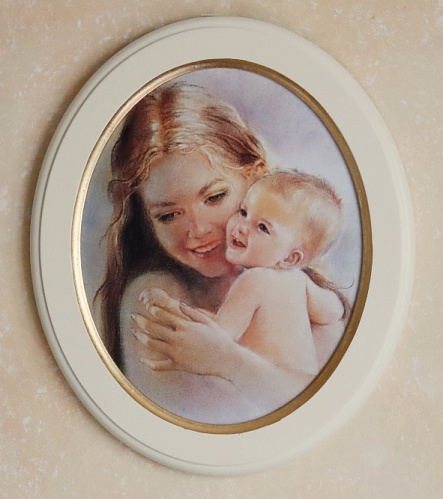 Картина  4988 B овальная картина в белой раме Мать и дитя для детской или спальни