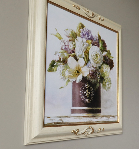 Картина 5733 A букет цветов в коробе в белой раме с золотым декором