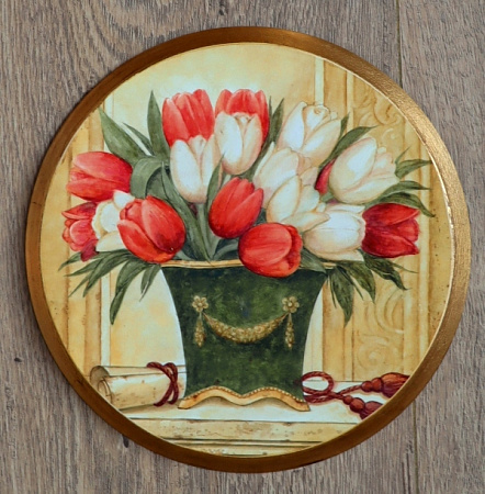 Картина 5019B с белыми и красными тюльпанами в круглой золотой раме