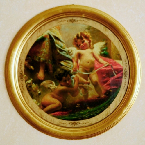 Картина 5249 A круглая картина с ангелочками для спальни в золотой раме