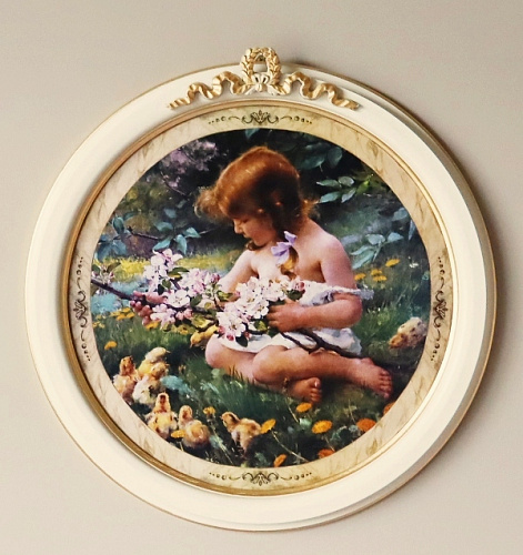 Картина 5686 B девочка с утятами в круглой белой раме с бантом
